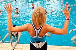 Apa yang lebih baik untuk berenang atau aerobik air penurunan berat badan?