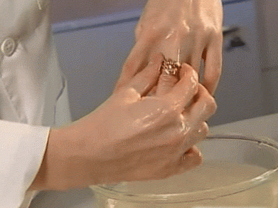 Как да премахнете пръстен от подут пръст?