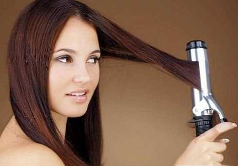 Hogyan lehet egyenesíteni a hajat egy göndör vasalóval?