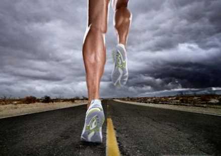Різниця між бігом і спортивною ходьбою