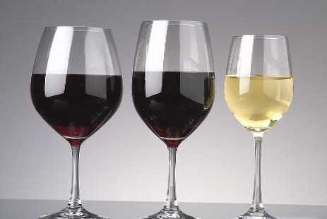 A vörös és a fehér bor poharai közötti különbség