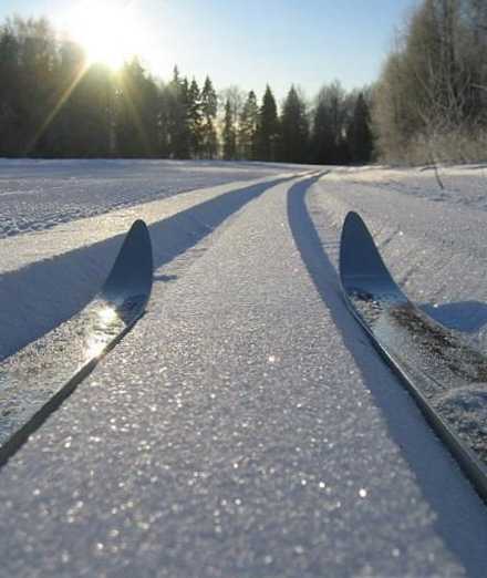 Rozdiel medzi korčuľovaním a klasickým lyžovaním