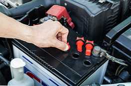 A különbség a karbantartás nélküli és a karbantartást nem igénylő akkumulátorok között