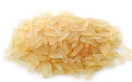 Rozdíl mezi dušenou a běžnou rýží