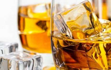 Rozdiel medzi whisky a mesačným svitom
