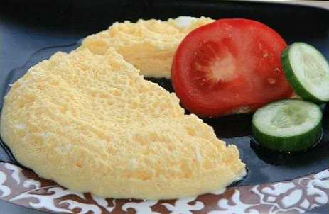Rozdíl mezi míchanými vejci a omeletou