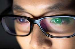 Каква е разликата между очилата против блясък и поляризацията