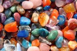 Czym różnią się minerały od skał