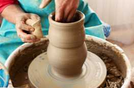Apa perbedaan antara porselen dan keramik?