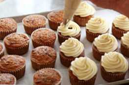 Kakšna je razlika med značilnostmi muffin in cupcake in razlike