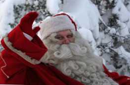 Apa perbedaan antara Santa Claus dan Santa Claus - deskripsi dan perbedaan