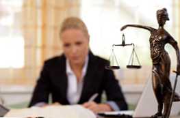 Kakšna je razlika med odvetnikom in notarjem?
