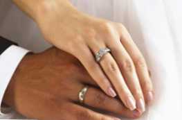 Apa perbedaan antara cincin pertunangan dan cincin pertunangan