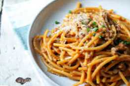 Bagaimana pasta berbeda dari deskripsi dan perbedaan spageti