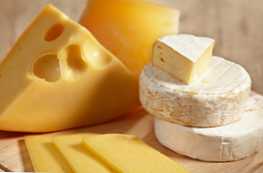 Po čem se sir razlikuje od lastnosti in razlik izdelkov iz sira