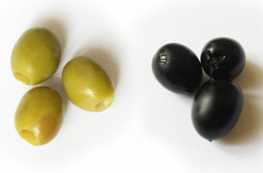Чорні та зелені оливки чим відрізняються і що спільного?