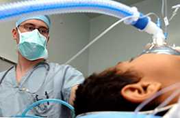 Упоређивање метода опште анестезије или епидуралне анестезије и која је боља