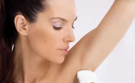 Perbedaan antara deodoran dan antiperspirant