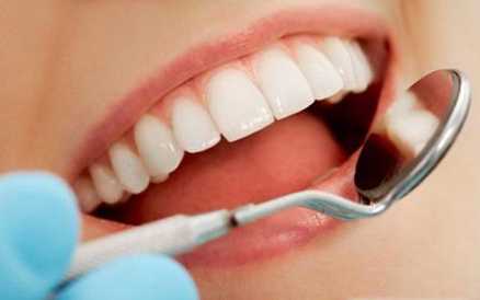 Rozdíl mezi periodontitidou a periodontálním onemocněním