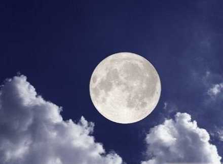 Perbedaan antara bulan purnama dan bulan baru