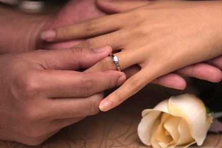 Perbedaan antara cincin pertunangan dan cincin pertunangan