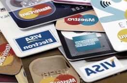 Hitel- és bankkártya hasonlóságok és mi a különbség