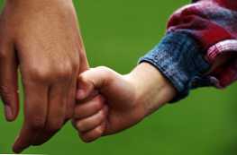 Jaký je rozdíl mezi adoptivním rodičem a adoptivním dítětem?